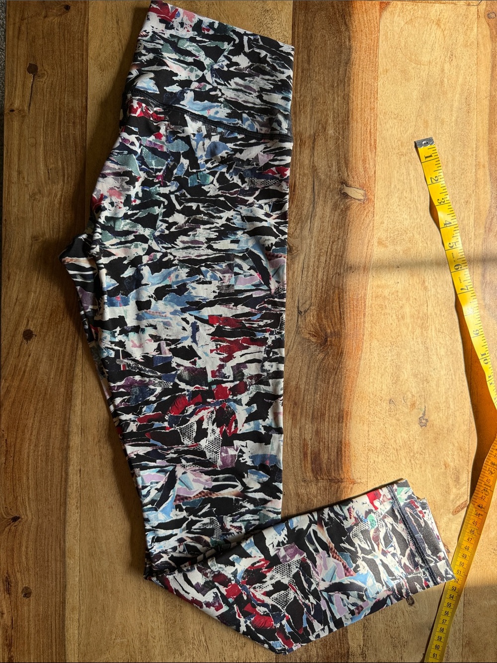 Lululemon Wonder Under size 8 Abstract Print Leggings in Black, Red, Blue